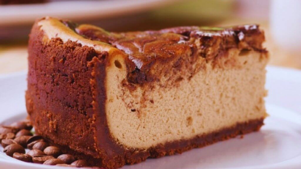 Cheesecake de cardamomo, chocolate e café com base de cookie de chocolate e cream cheese no recheio