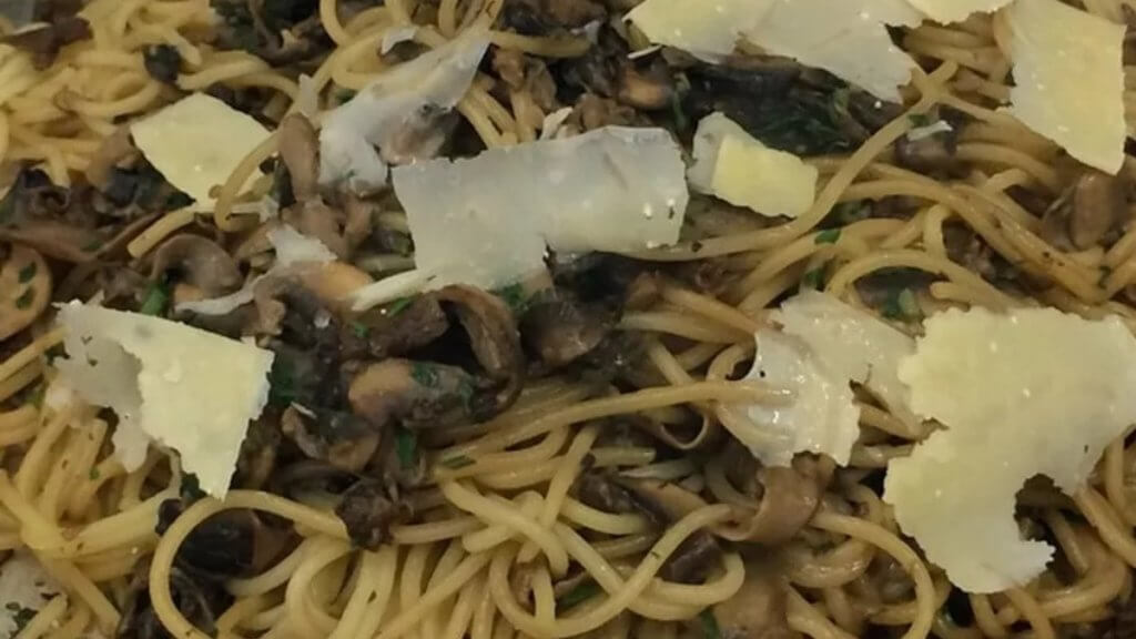 Espaguete trufado com molho de cogumelos do Malvino Salvador