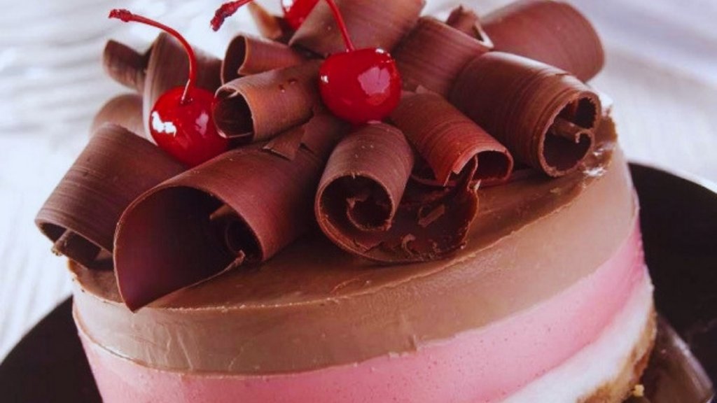 Cheesecake de chocolate com cereja