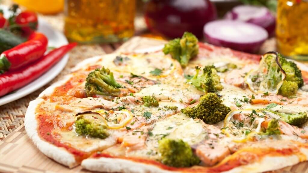 Pizza integral de brócoli e muçarela