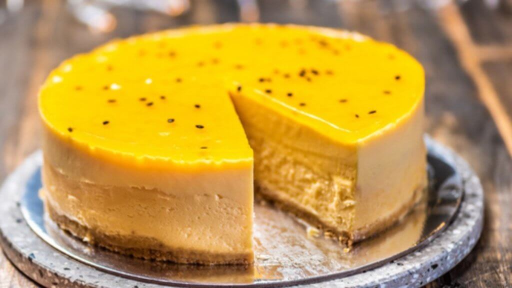 Cheesecake de maracujá light com base de bolacha, recheio de cream cheese e cobertura espelhada