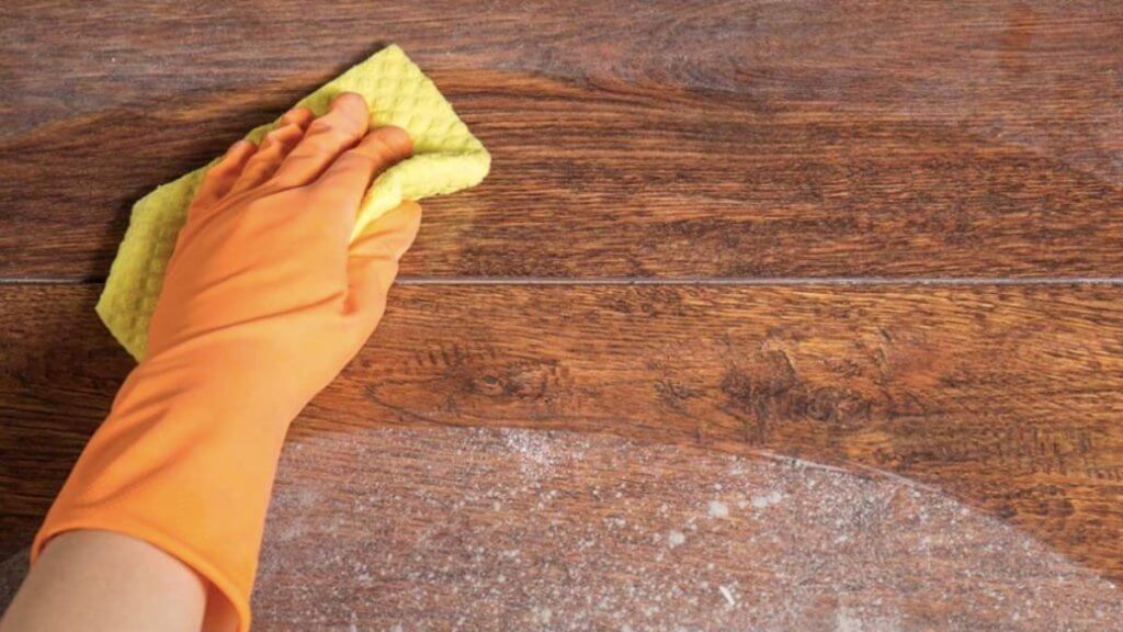 Como limpar piso de madeira e laminados