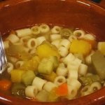 Sopa de legumes e macarrão